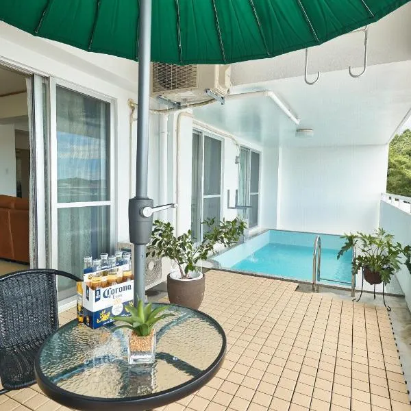 FreedomHillsフリーダムヒルズA棟, hotel v destinaci Tomigusuku