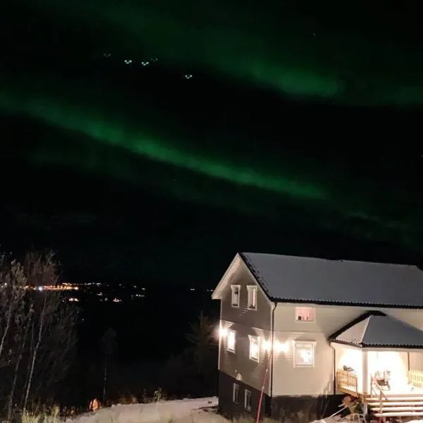 Best of Lyngen panorama apartment, hotel i Leirbukta