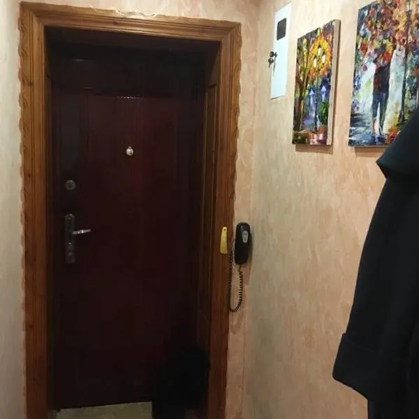 Затишна двокімнатна квартира, hotel a Vatutine