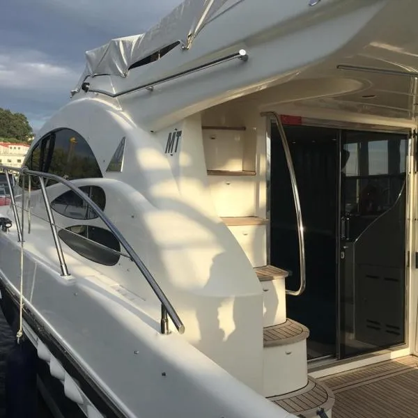 Porto Private Yacht- Accommodation Douro River, hotel in Porto