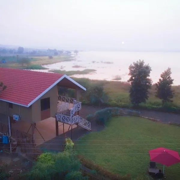 Lake View Holiday Villa Near Sula Wine Yard With 3 BdRms, khách sạn ở Mahirāvani