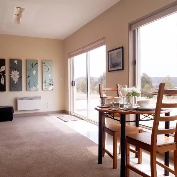 Couples Retreat with Mountain View Near Hobart, hotel en Lauderdale