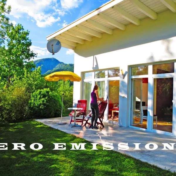FLORES, Ferienhaus oder Doppelzimmer, im Grünen, 5 Gehminuten ins Zentrum, Parkplatz, zero emissions, hotel v destinaci Bad Ischl
