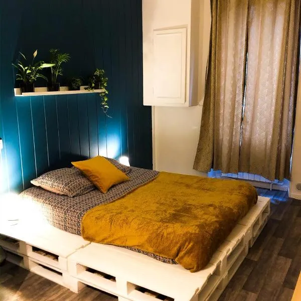chambre double avec salle de bain privative, hotel in Cognac