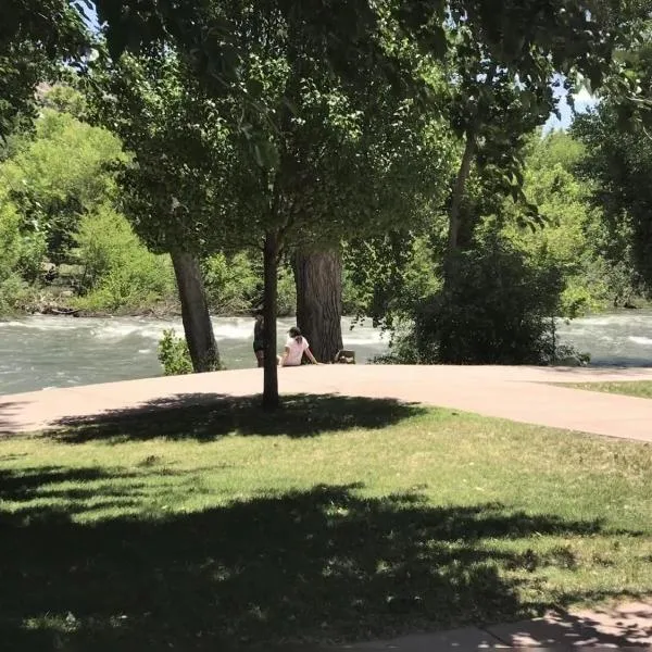 Kern Riverview Inn, hotel v destinaci Wofford Heights