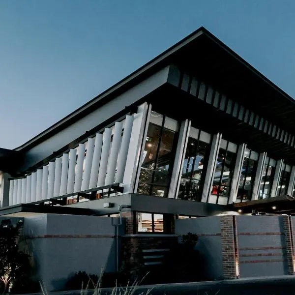 Highlander Hotel Bar Kitchen Rooftop, hotel en Modbury