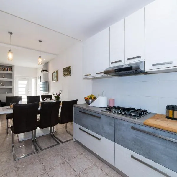 Apartman LUKA Vila Vesa Promajna with jacuzzi & garden, hotel in Promajna