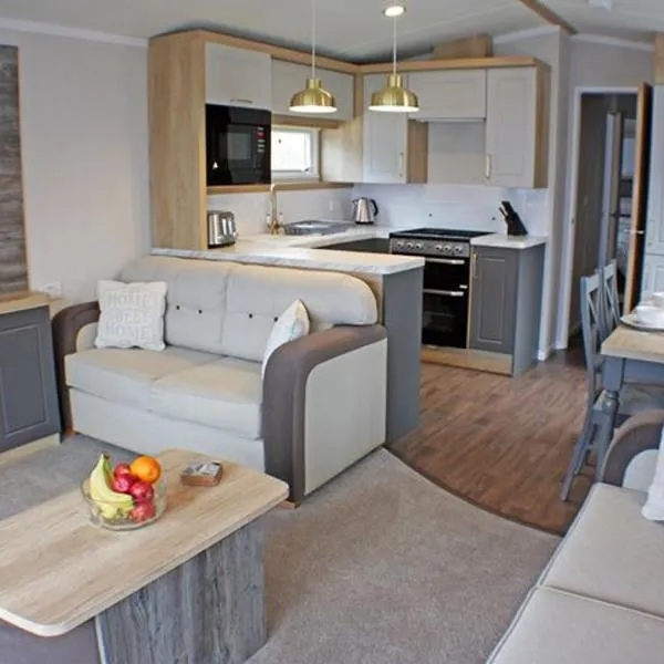The Royal Clovelly caravan with sea views, hotel v destinaci Bideford