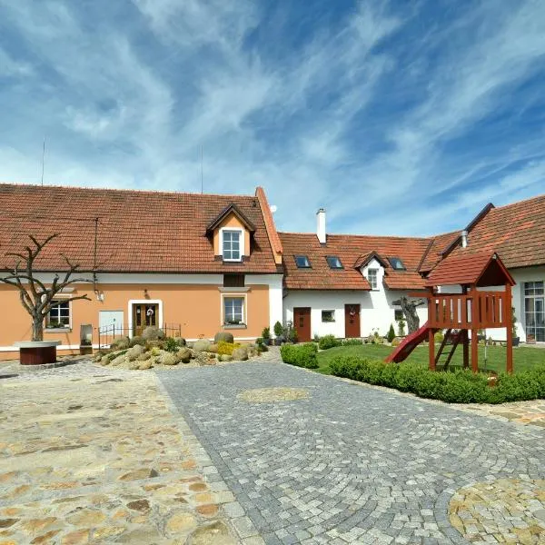 Restaurace čp.2, hotel in Opařany