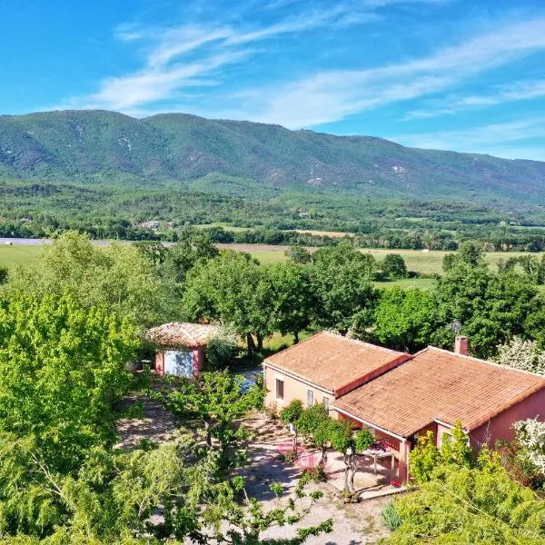 Villa piscine face au grand luberon Cereste, hôtel à Céreste