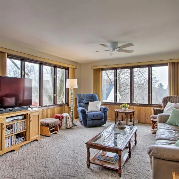 Wisconsin River Valley Farmhouse with Fire Pit and View, ξενοδοχείο σε Portage