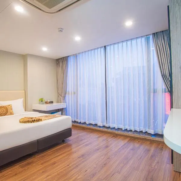 Bridge Lakeside Room For Rent Hanoi: Hanoi şehrinde bir otel