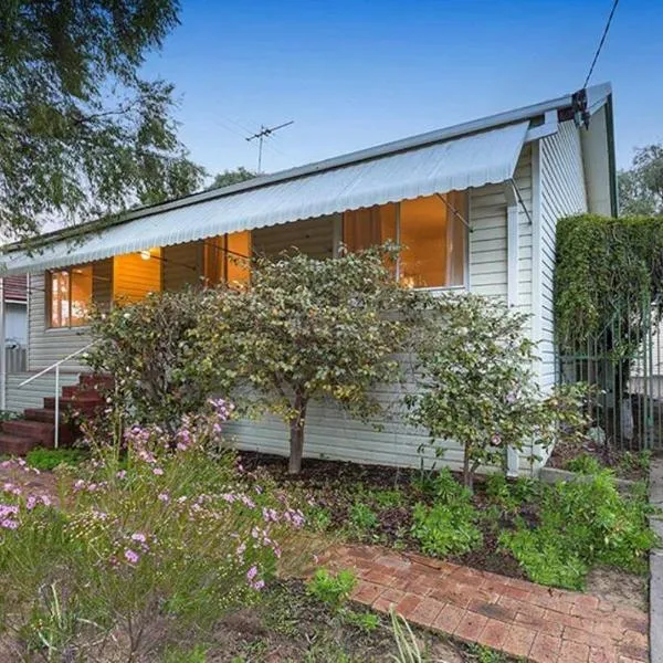 Camellia Cottage - PET FRIENDLY - Kwinana, hotel in Medina