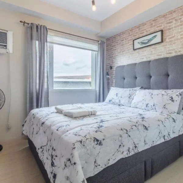 1BR Interiored Condo with WiFi, Netflix, Hot Shower - The Hive Residences, hotel din Taytay