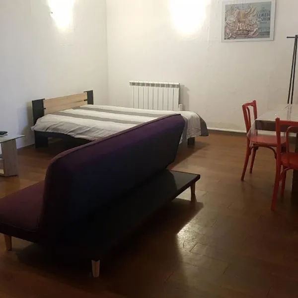 Grand studio et jolies chambres à louer, hotel v destinaci Passins