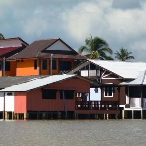 Maena Water Chalets, hotel in Kampong Geting