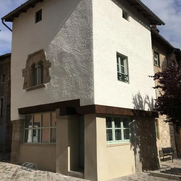 Gîte La Maison Toute de Travers, hotel in Le Malzieu-Ville