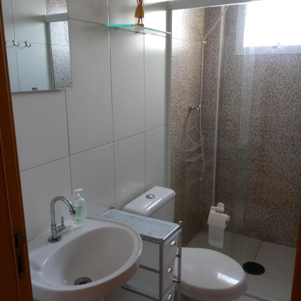 Prédio com piscina na cobertura frente ao mar,apartamento para até 6 pessoas e 3 crianças até 8 anos, churrasqueira na sacada, Wi-Fi grátis, rede de proteção, NÃO oferecemos roupas de cama e banho, 1 vaga de garagem, na Praia Grande-Vila Mirim - Foto 3