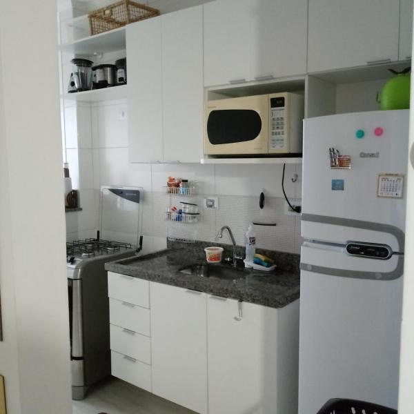 Prédio com piscina na cobertura frente ao mar,apartamento para até 6 pessoas e 3 crianças até 8 anos, churrasqueira na sacada, Wi-Fi grátis, rede de proteção, NÃO oferecemos roupas de cama e banho, 1 vaga de garagem, na Praia Grande-Vila Mirim - Foto 5