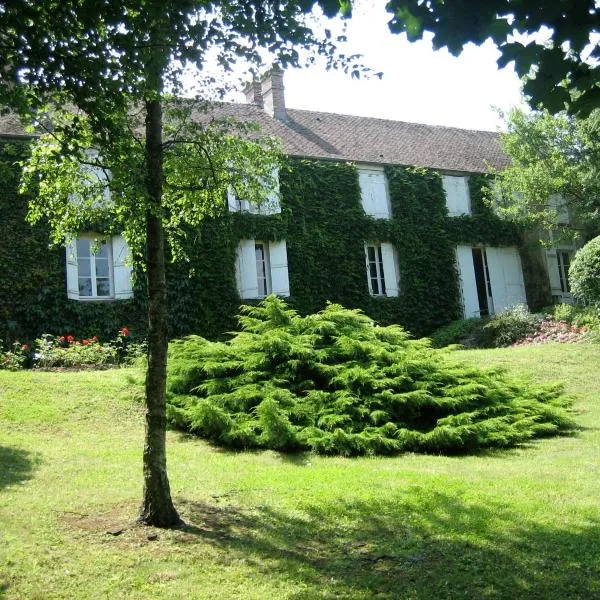 Maison de charme en forêt de Fontainebleau، فندق في Recloses