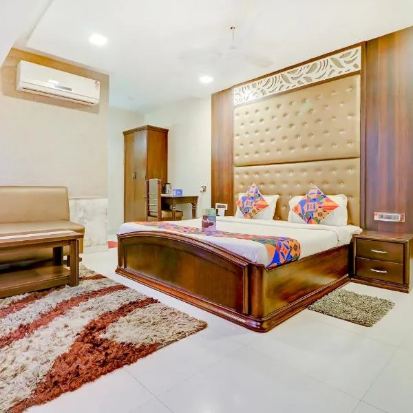 FabHotel Anandam، فندق في رايبور