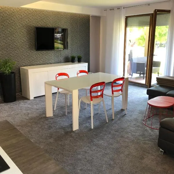 Apartamenty Bałtyckie - Wczasowa - osiedle zamknięte, winda, miejsce parkingowe, hotel v destinaci Ustka