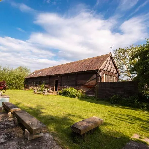 The Timber Barn South Downs West Sussex Sleeps 18 โรงแรมในHardham