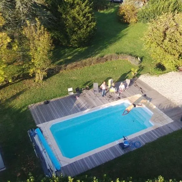 Chambres d´Hôtes Le Cèdre Bleu, hotel in Chatte