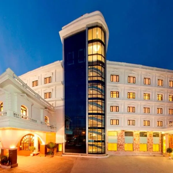 Anandha Inn Convention Centre and Suites, hotelli kohteessa Pondicherry