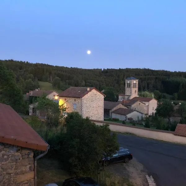 Large 100 year old house in lovely walking area, hotel en Chambon-sur-Dolore