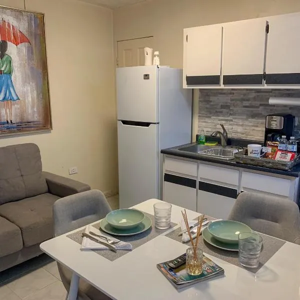 Homey Escape with Patio Access and FREE laundry, hotel en Ponce