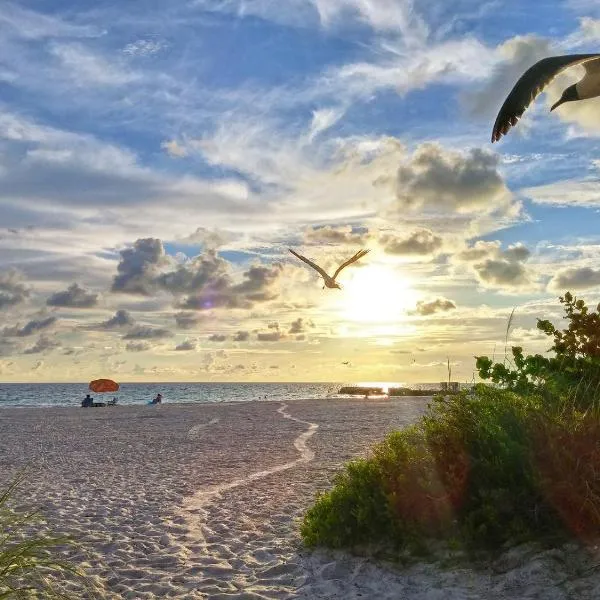 Turtle Crawl Inn - Longboat Key، فندق في لونغبوت كي