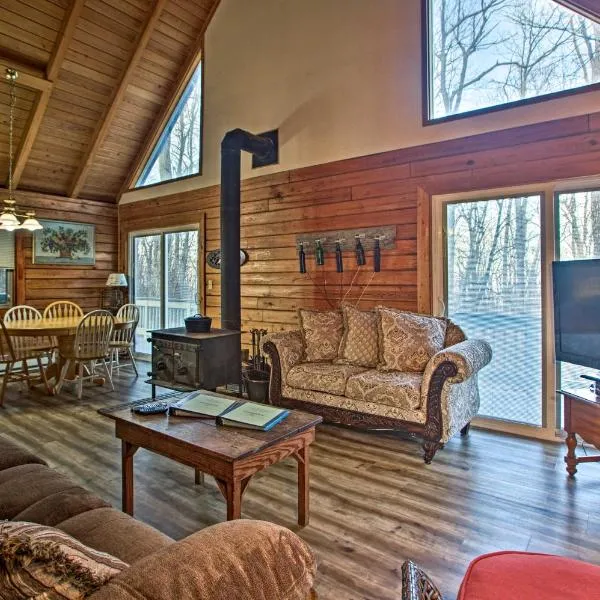 Wintergreen Home with Deck - Near Skiing and Hiking!, hôtel à Lovingston