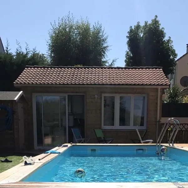 CHALET DU LAC PISCINE à 5 MINUTES DE DISNEY TGV RER, hotel v destinaci Montévrain
