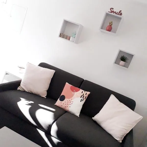 Studio rénové avec terrasse ST RAPHAEL, hotel v destinaci Saint-Raphaël