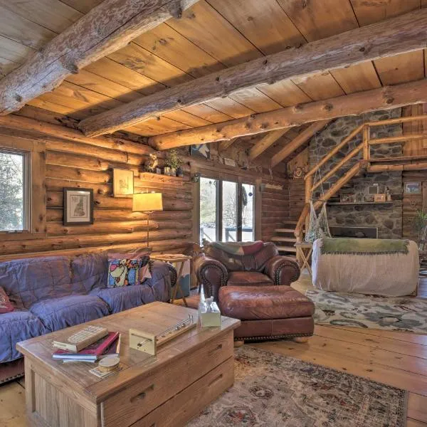 Cabin Private Hot Tub, Walk to Pats Peak Ski Area, hotel en Henniker