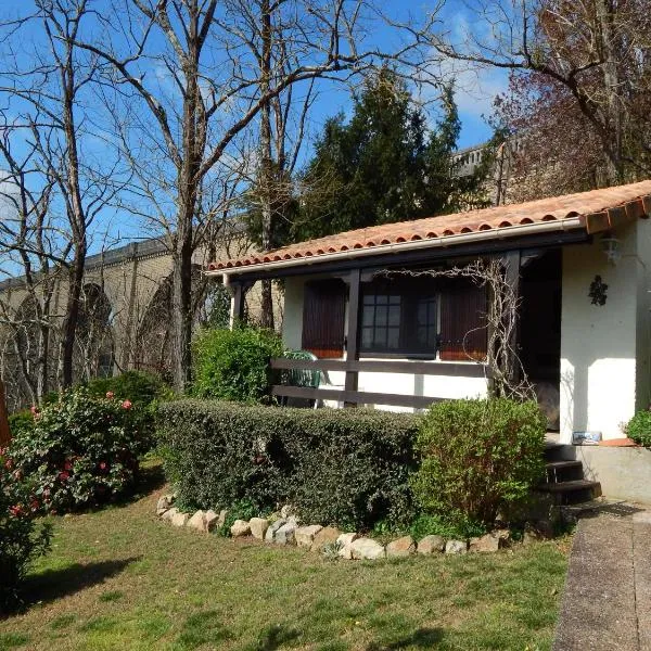 The Petite Chalet Chambre d'hôtes, hotell i Le Vigeant