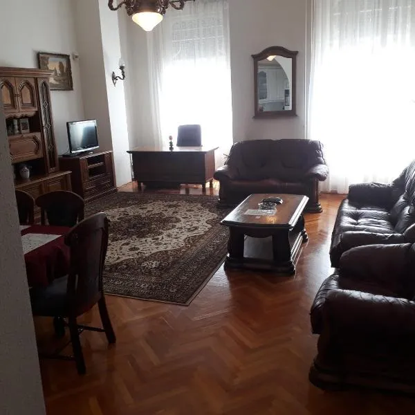 Piac Utcai Apartman 2, hotel v destinaci Debrecín