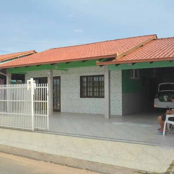 Casa confortável na praia, hotel in São Francisco do Sul