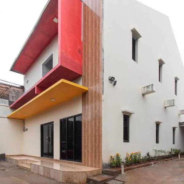 RedDoorz Plus near Trans Studio Cibubur 2, hótel í Cibubur