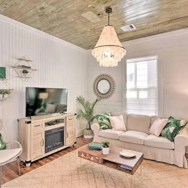 Near Beach and Strand Bright Cottage in Galveston, hotel in Galveston