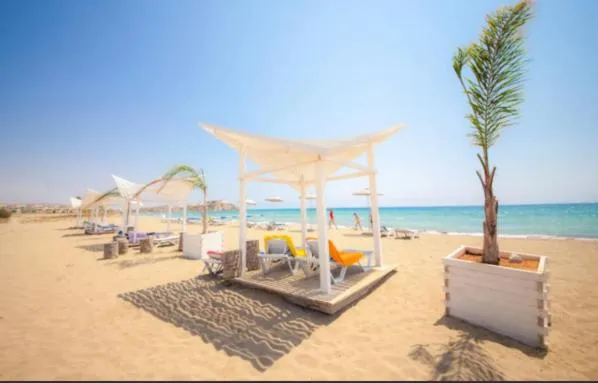 Апартаменты в комплексах Цезарь Бич и Цезарь Блю, hotel in Boğaz