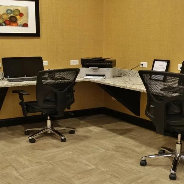 Holiday Inn Express and Suites Montgomery by IHG, hotell sihtkohas Montgomery