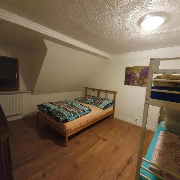Monteur wohnung in Neumünster 2 Zimmer Dachgeschoss, hotel in Neumünster