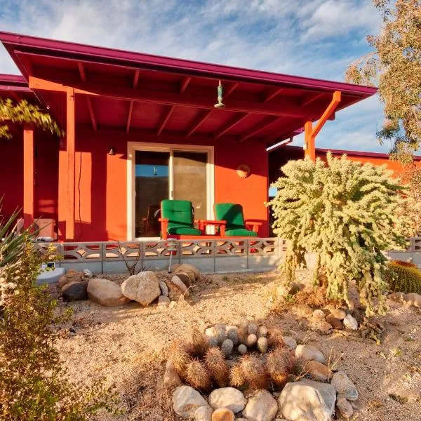 Chuck's Cabin in a Joshua Tree Community, отель в городе Туэнтинайн-Палмс