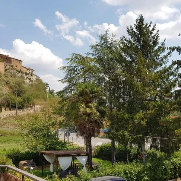 VAL D'ORCIA DELUXE 1 ELEGANTE CASA immersa nel verde con WiFi, giardino e parcheggio, hôtel à San Giovanni dʼAsso