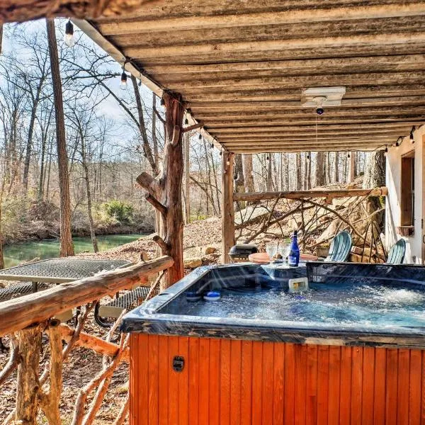 The Treehouse Cabin Creekside Home with Hot Tub!: Trion şehrinde bir otel