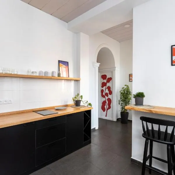 ❂Light and Luxurious 2BR Home + Balcony in the City Center❂, hotel in Tbilisi City
