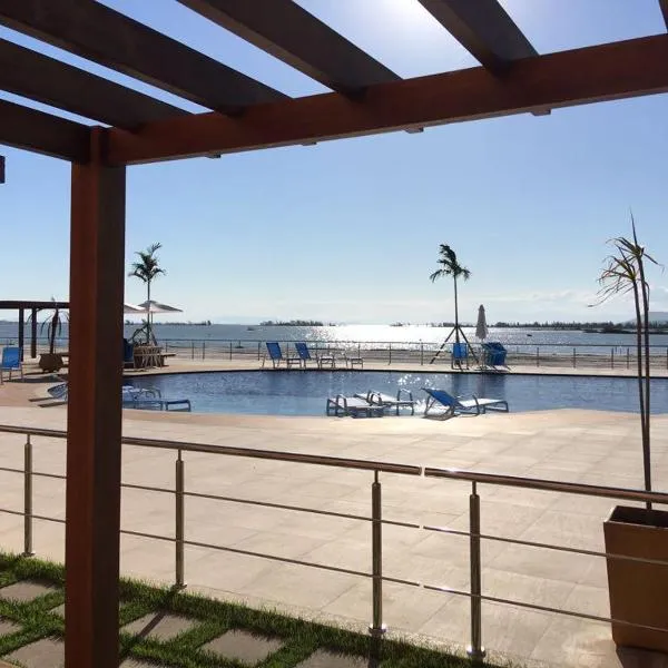 Flat com praia privativa e lazer total em Arraial