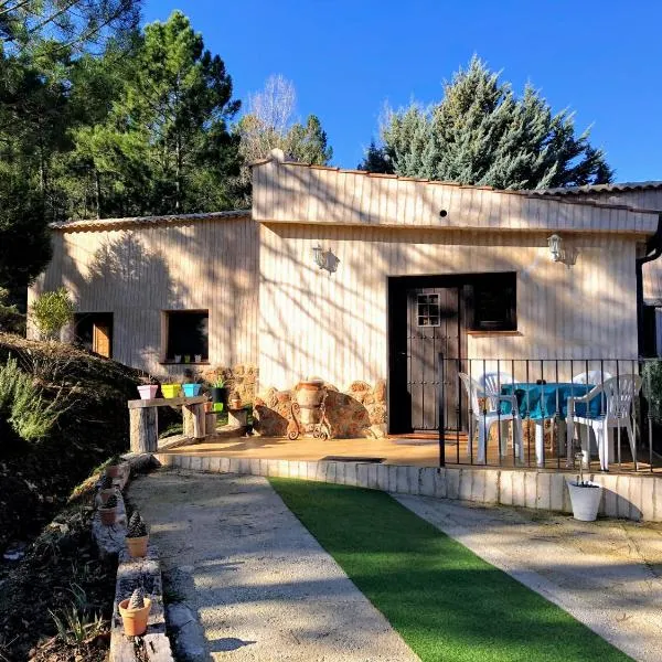 La casita Rubí en ZAFIRO LAGUNAZO Parque Natural del Río Mundo, hotel din Villaverde de Guadalimar